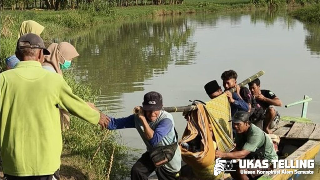 Ibu Ditandu Pandeglang Lahiran di Tengah Jalan Rusak!