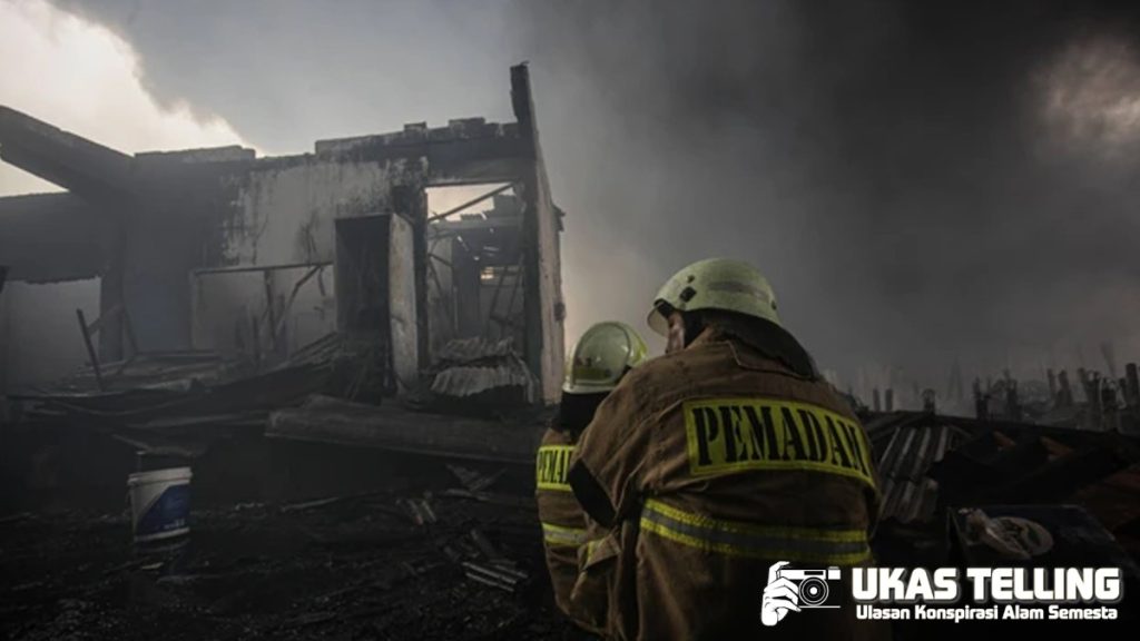 Pabrik Lilin di Jakbar Terbakar, Warga Alami Sesak Napas!