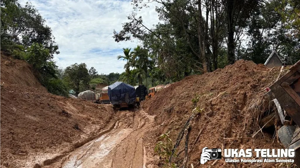 Jalan Lintas Baru ini Tarutung-Sibolga Tertimbun 1 Longsor!