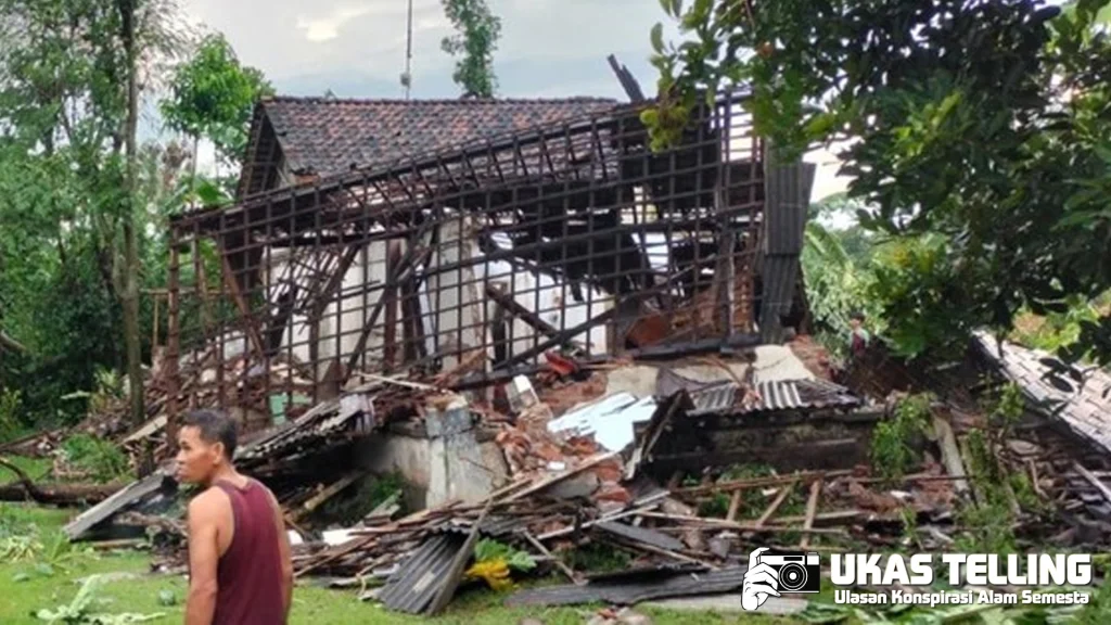 Angin Kencang Terjang Tulungagung! 10 Rumah Rusak!
